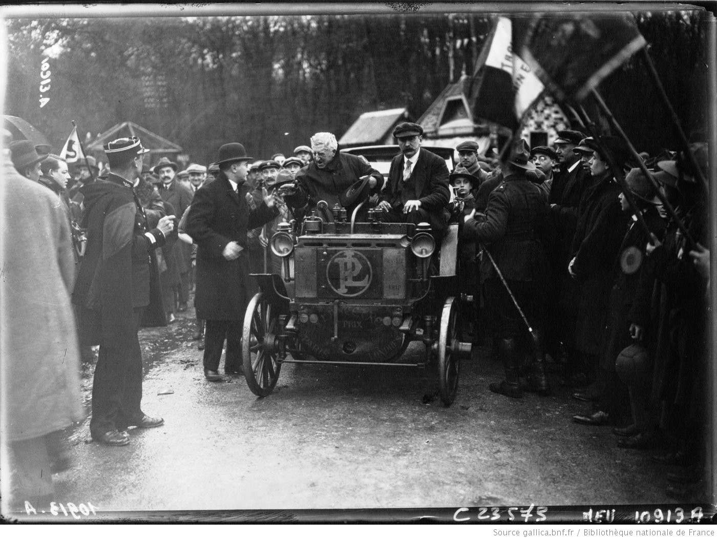 Inauguration_du_monument_Pierre_Giffard_[...]Agence_de_btv1b90232207.JPEG